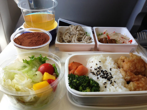 دنیای پشت پرده‌ سرو غذا در خطوط هوایی/ چرا غذاهای هواپیما خوشمزه نیستند؟ 
